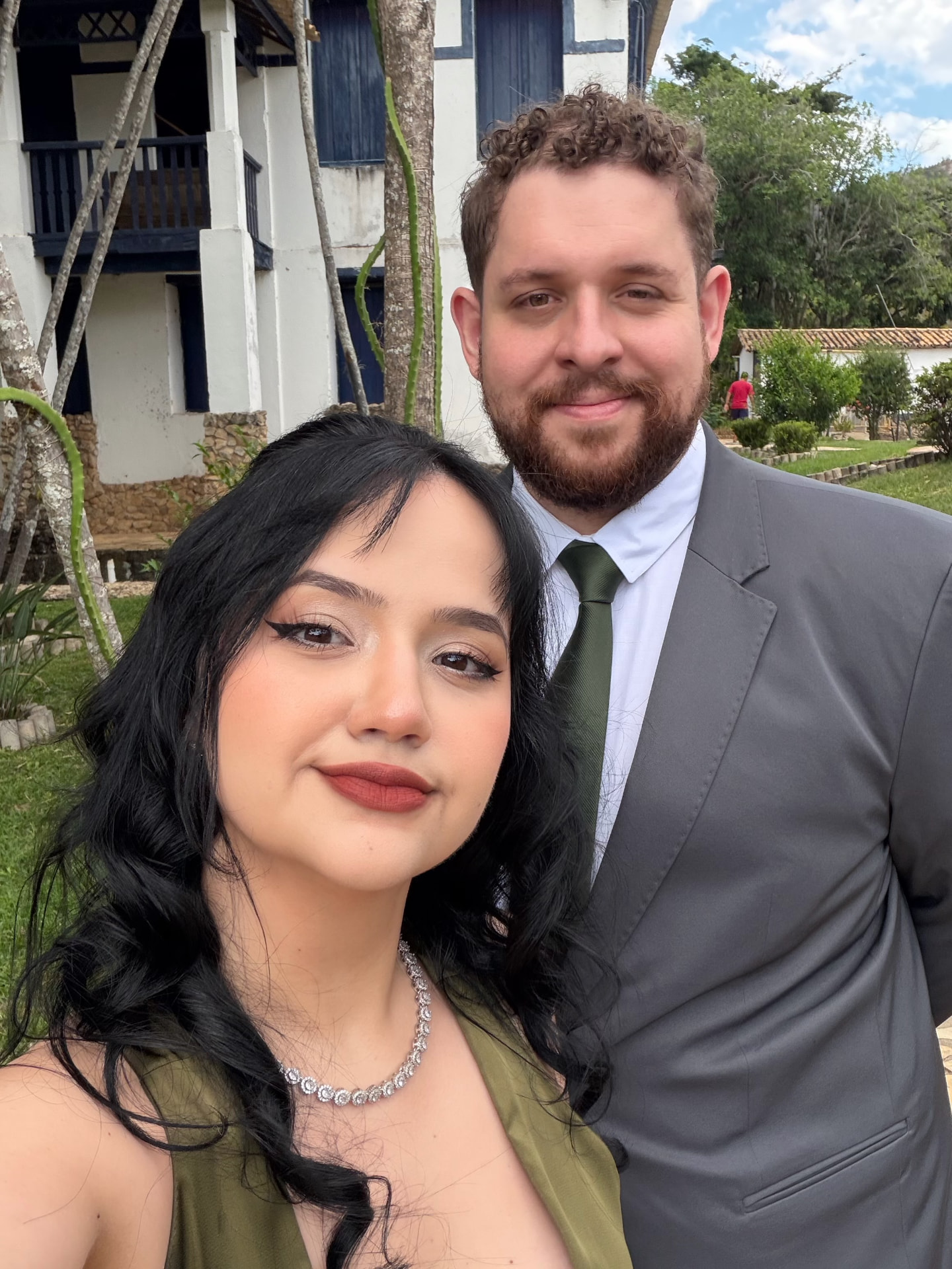 Carol e Plínio juntos em frente a um casarão histórico de Tiradentes